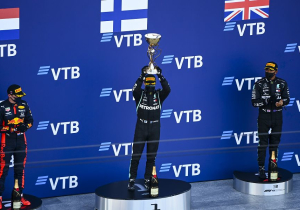 Button over Bottas: "Hij wil alles op de baan uitvechten"