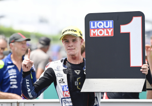Moto3-coureur Veijer schrijft historie met Grand Prix-zege: "Geen makkelijke race"