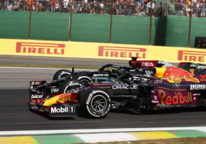 Verstappen over plotselinge snelheid Mercedes: 'Daar is iedereen druk naar aan het kijken'