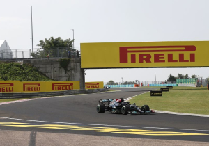 Hamilton over merkwaardige herstart: "Team vertelde me dat ik buiten moest blijven"