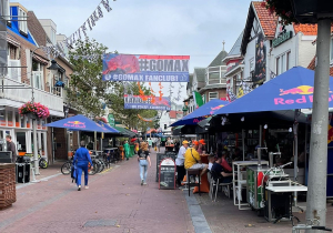 De horeca in Zandvoort: hoe zijn de prijzen voor een biertje of een pizza?