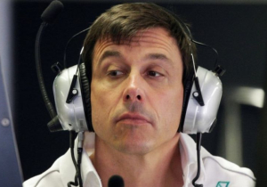 Wolff neemt Verstappen in bescherming: 'Hard racen mag niet zo bestraft worden'