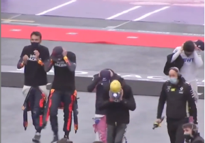 Formule 1-coureurs schrikken zich een hoedje als straaljager overvliegt