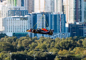 In beeld: Red Bull Racing bezorgt unieke RB19 op bijzondere wijze in Texas