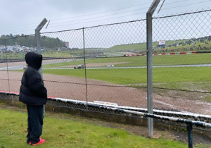 Hamilton verschijnt undercover op Brits racecircuit om broertje aan te moedigen