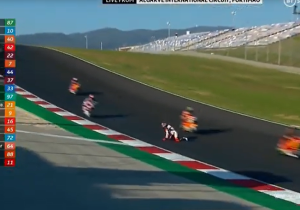 Moto2-coureur Aron Canet ontsnapt op het nippertje aan horrorcrash
