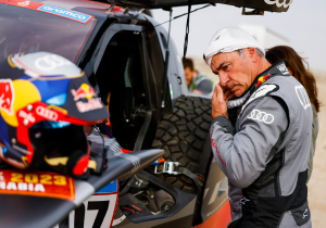 Sainz orders medical helicopter return after Dakar Rally crash