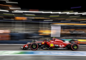 Ferrari pakt met Sainz sensationele pole Singapore, groot drama voor Verstappen en Red Bull