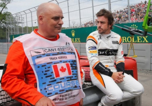 Alonso: "Ik heb mijn handschoenen naar de fans gegooid"