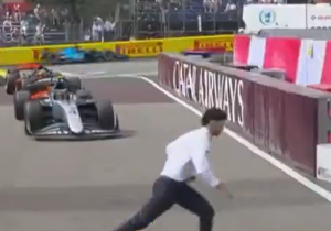 Schrikmoment in Monaco: man rent vlak voor aanstormende F2-auto's pitstraat in
