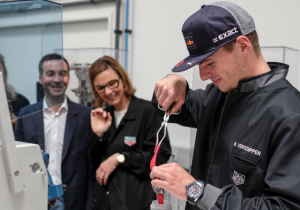 Max Verstappen krijgt gepersonaliseerd horloge van sponsor