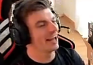 Verstappen krijgt lachers op z'n hand tijdens livestream: "Ik ben geen moeder!"