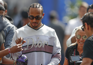 Hamilton wordt onderzocht door stewards wegens verkeerd positioneren bij de start