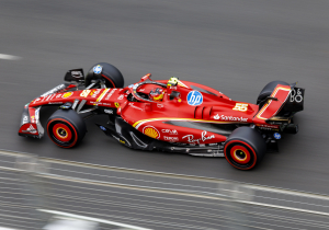 F1 Hoy: Golpe de Mercedes a Alonso; Sainz habla de su apellido; El castigo de Verstappen