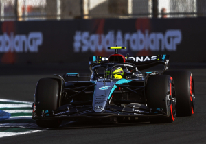 Mercedes-problemen nog groter dan gedacht: 'Hamilton 60% op het gas waar Verstappen vol gas kon'