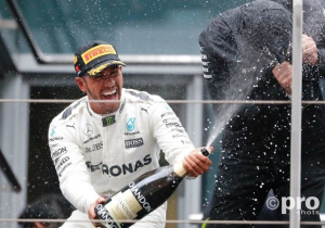 Lewis Hamilton over half natte baan: "Het was erg lastig in het begin"