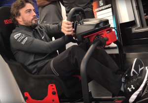 VIDEO: Alonso en Vandoorne gaan strijd met elkaar aan op spelcomputer
