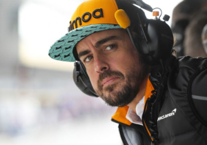 Alonso wil bochten afsnijden in laatste race: "Wie weet knijpt de FIA een oogje toe"