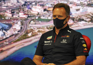 Horner over Hamilton: 'Vindt het leuk om mindgames te spelen, maar Verstappen bijt niet'