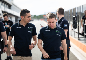 Frijns vertelt over handblessure en mogelijke vervolgoperatie: "Bot stak uit mijn hand"