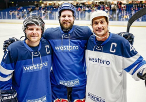 IN BEELD: Bottas doet mee aan potje ijshockey voor het goede doel