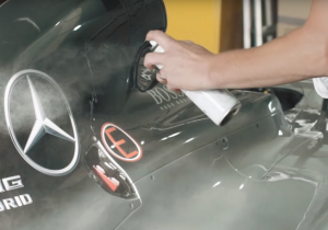 VIDEO: Zo bereidt Mercedes haar auto voor op Singapore