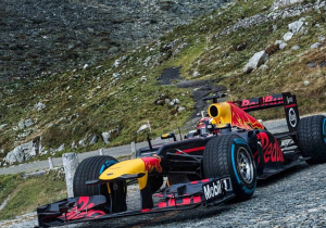 IN BEELD: Sébastien Buemi jaagt de Red Bull RB8 door de Zwitserse Alpen!