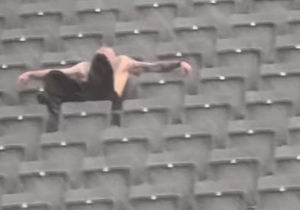 VIDEO: Opmerkelijk moment van man zonder shirt voor Red Bull-garage