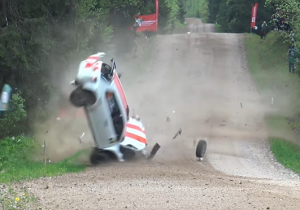 Bizarre crash in Polen: auto vliegt meermaals over de kop in enorme rallyklapper