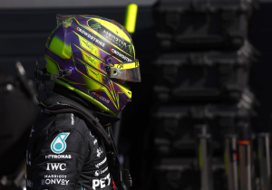 Lewis Hamilton hace oficial su renovación con Mercedes