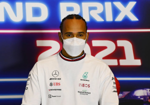 Hamilton heeft geen spijt van acties: 'Wil Max wel even bellen om te kijken of hij in orde is'