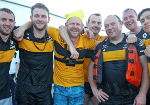 IN BEELD: Formule 1-teams vermaken zich op het water met een raftrace