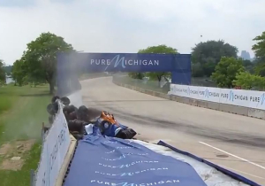 VIDEO: IndyCar-coureur Rosenqvist kan niet meer remmen en maakt harde klapper