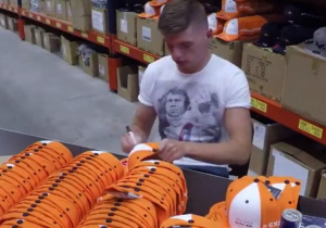 VIDEO: Max Verstappen signeert 1.000 petjes voor fans