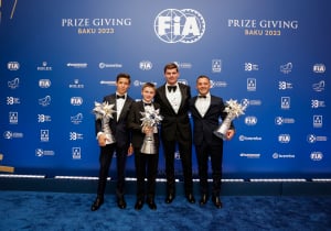 Verstappen mag bekers uitdelen aan wereldkampioenen in karten en geeft advies