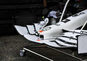 Dit is waarom Mercedes in Duitsland met een deels witte auto rijdt