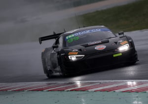 Gevecht breekt uit na controversiële crash in GT-race, deelnemers gediskwalificeerd
