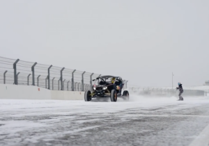 VIDEO: Doornbos racet met snowboardster over besneeuwd circuit Zandvoort