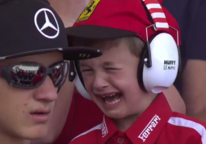 VIDEO: Jongetje huilt om crash Räikkönen, krijgt meet and greet