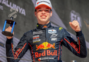 Rocco Coronel knap naar P13 na slechte start in derde F4-race, drama voor Lammers