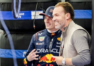 Doornbos zet vraagtekens bij Red Bull: 'Is Verstappen niet te lang bij het team gebleven?'