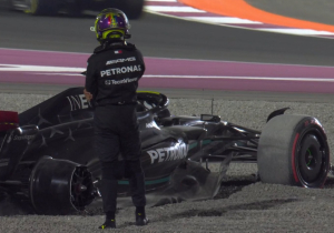 ¡Hamilton y Russell chocan en la salida del GP de Qatar!