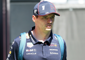 Verstappen totaal niet tevreden over RB21: 'Auto is onbestuurbaar en ik heb nergens grip'