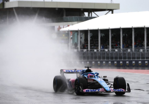 Alonso aast op mooi gevecht met Verstappen: 'Gaan hem in de eerste bocht aanvallen'