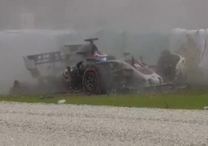 In beeld: De enorme crash van Grosjean in de 2e vrije training