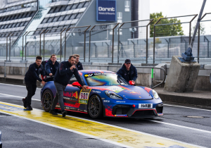 In deze GT4-wagen gaat Verstappen dit weekend racen op de Nordschleife