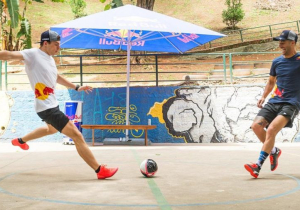 VIDEO: Max Verstappen en Daniel Ricciardo spelen een potje futsal