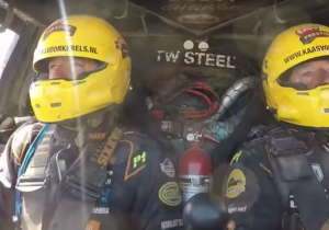 VIDEO: Tim en Tom Coronel overleven zware etappe van Dakar