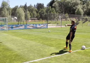 VIDEO: Verstappen en Ricciardo showen technische vaardigheden op het voetbalveld