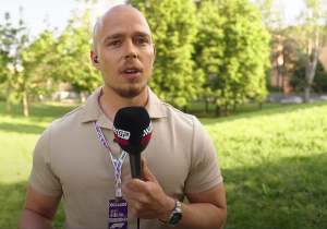 "Verstappen steekt z'n middelvinger op naar Ferrari-fan, Alonso op P3 in Imola"